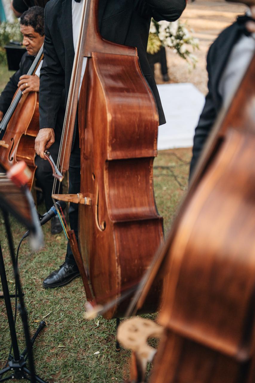 Contrabaixo acústico em cerimônia