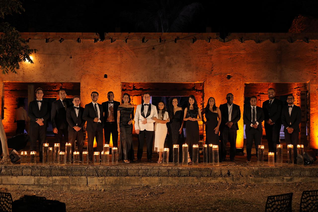 Orquestra completa em cerimônia noturna, à luz de velas